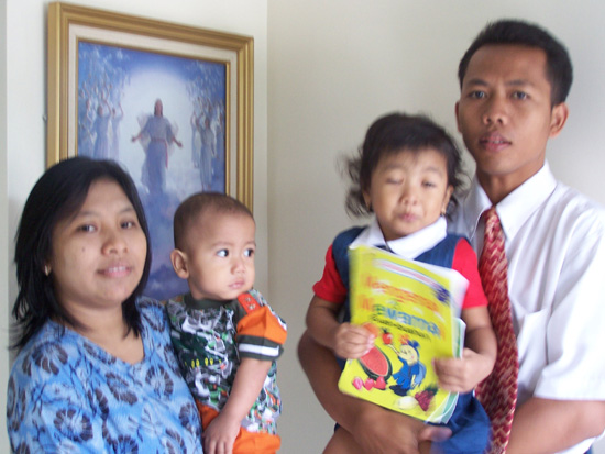 Sudjiwo family from Solo  (Returned Missionary under President Vern Tueller)
David Brewer
05 Mar 2006