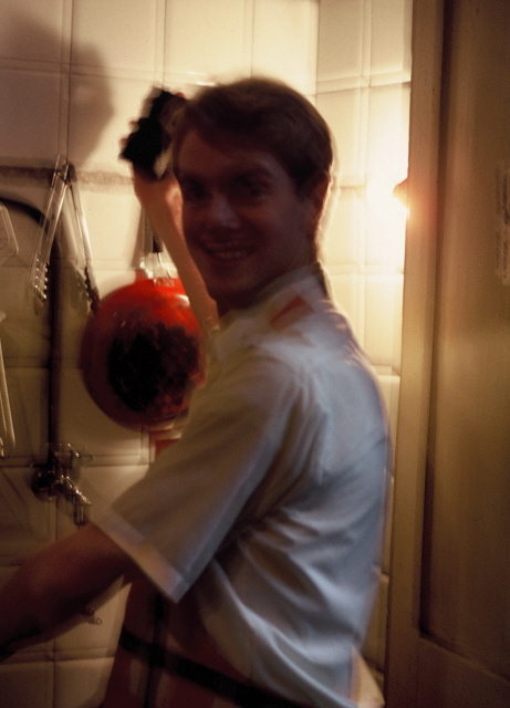 Elder Farnes attempting to do the dishes in peace in Torino Corso Re Umberto
Mel  Messer
10 Mar 2009