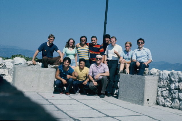 We're resting across from one of the villas associated with the Shakespeare play.  Elders Near, Messer, Mercado and Gale are there along with Brother Tannock and his daughter, to name a few.
Mel  Messer
20 Jun 2010