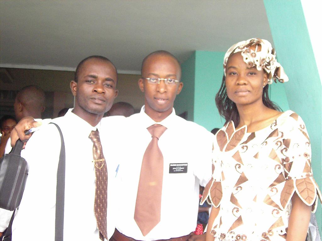 Fr et Sr EBIAKOBO avec Elder Dahakpoin (09 Sep 2007)
Berenger Faet Melaine Dahakpoin
17 Sep 2007