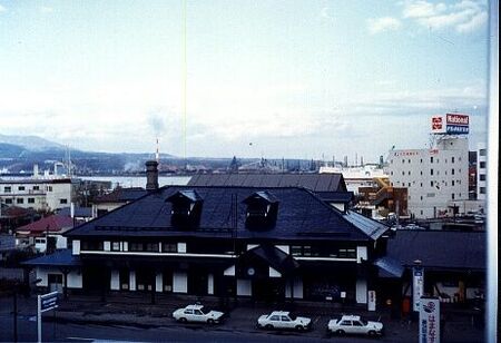 A look at the Muroran Eki taken from the top of the stairs on the hill opposite. Fall 1987
Mark  Bore
15 Nov 2001