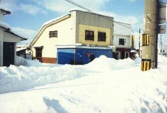 On a beautifully bright winter morning (January 30, 1989), this picture of the building that served as the Toko Branch in Asahigawa was taken.
Craig  Burleson
04 Dec 2001