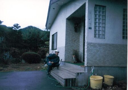 This was in the Nishimiyanosawa part of our area.  We would see this kitsune once in a while in the neighborhood looking for food.  He was very used to having people around.
Scott D. Pickett
03 Dec 2002