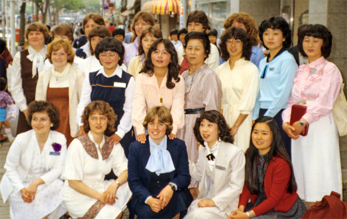 1981 Sister Missionaries-contributed by Rosanne Carter Reeves<br>

Back: Busath,  Clements, Salisbury, ?, ? Diemer?, Overton, Gentry, ?
<br> 
Middle: Butler, Takahashi, Hamasuna, (Sister Shimabukuro?) Cravens, Ono, Hashimoto<br>
Front:  Appleyard,  Carter, Hansen,  ?  Tanabe
Todd Ogaard-Webmaster
03 Jan 2010