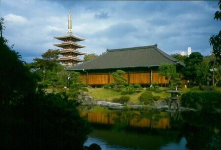 Beautiful gardens at Asakusa.
David  van der Leek
17 Aug 2003
