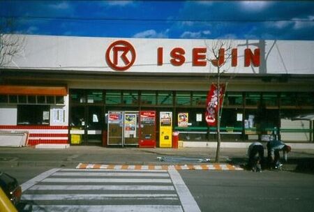 Going into the food store in Hitachi.
David  van der Leek
20 Aug 2003