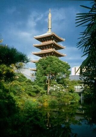 The beautiful Pagoda and temple gardens on Asakusa.
David  van der Leek
20 Aug 2003