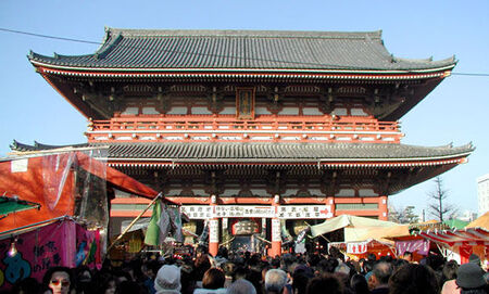Crowded temple entrance.  ©2001 Dave Ahlman
LDS Mission Network
07 Mar 2004