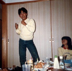 Tachii kyodai (a very cool guy) singing at a going away for Ostler Choro.  Nemoto shimai on the right.
David  van der Leek
29 Jun 2004