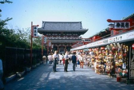 Before going into the temple grounds, vendors ply their goods to visitors and tourists.  Peterson and Dyer Chorotachi.
David  van der Leek
20 Aug 2003