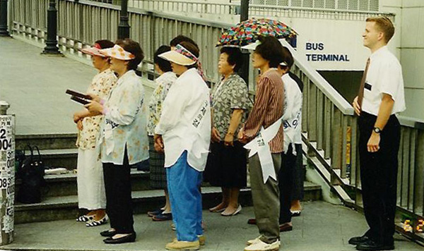 Come on... Don't tell me you didn't want to do this every time you went by them...
Nathan Eugene Crum
11 Nov 2004