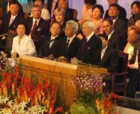 President Hinckley speaks, Elder Han waits to translate
Kerk L. Phillips
01 Aug 2005