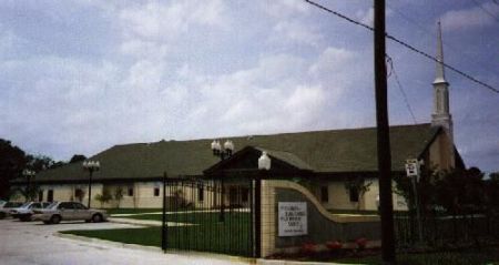 The 'new' chappel near the Metarie graves by I-10. This chappel was destroyed in hurricane Katrina flooding & is no longer in use.
Darrell Davis
26 Dec 2005