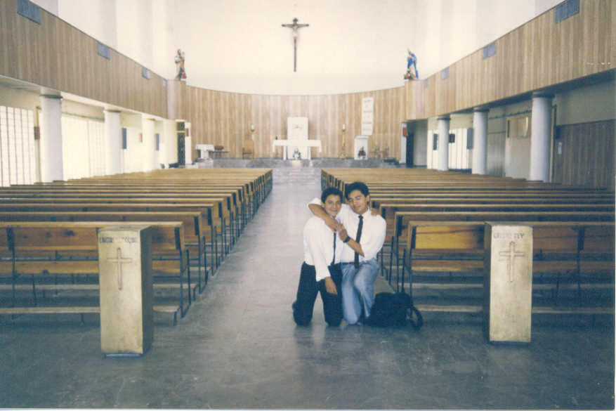 Dando Gracias en Delicias en un acto de heroismo estupido, junto con Elder Eloy Perez mi compa de casa en el Benemerito
Rodolfo Francisco Herrera Castañeda
04 Dec 2003