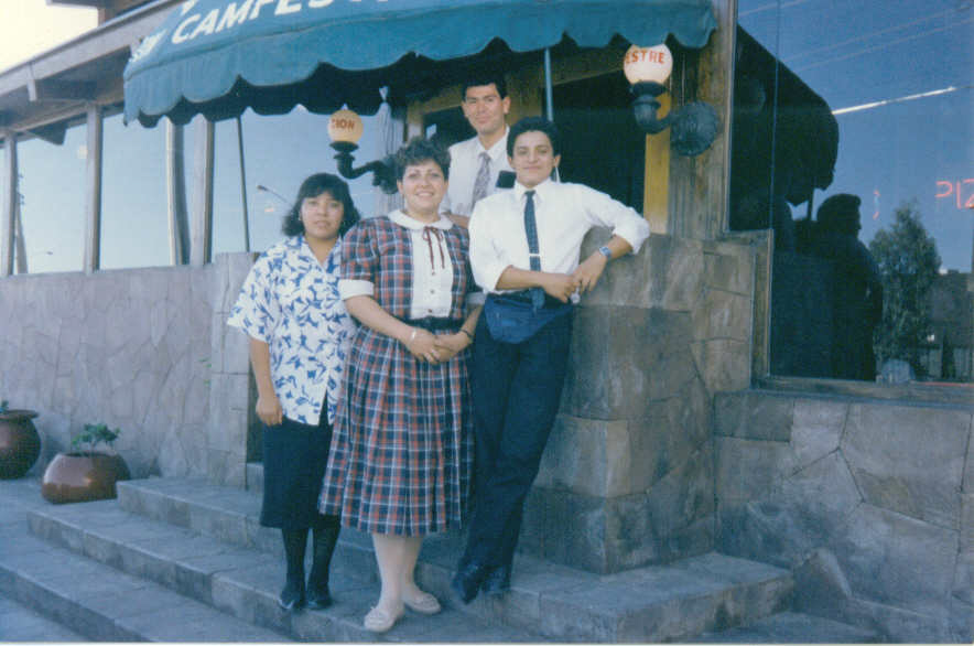 Quien no le gustaba ir a pizzas del rey, en periferico ortiz mena, aqui con la Hna Fraustro (Mty) y su compañera, Elder Iñigez (Tijuana)
Rodolfo Francisco Herrera Castañeda
04 Dec 2003