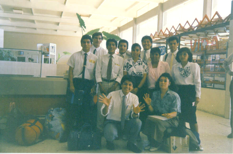 La zona Parral preparandose para que cada compañerismo parta a sus aresa en la terminal de la cd, con los Elderes Cortea Lara (loma Bonita, Oax), Serrano (Guanatos), Chavez (Hermosillo),  de los demas no me acuerdo 1989
Rodolfo Francisco Herrera Castañeda
04 Dec 2003