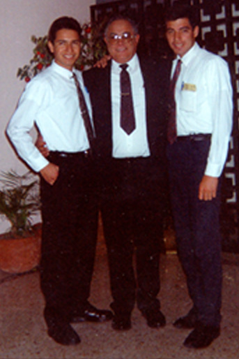 Nosotros en la Casa de Mision. Una tarde despues de la capacitacion en la capilla junto a las oficinas. Alla por 1992
Gustavo  Ibarra
15 Aug 2007