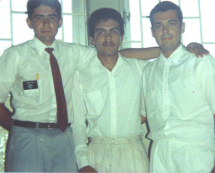 uno de mis mejores cuates de la mision sin duda el Oliver Vera....
una vez le pregunte por que nos llevamos tan bien..? cuanto tiempo fuimos compas y me dijo, 