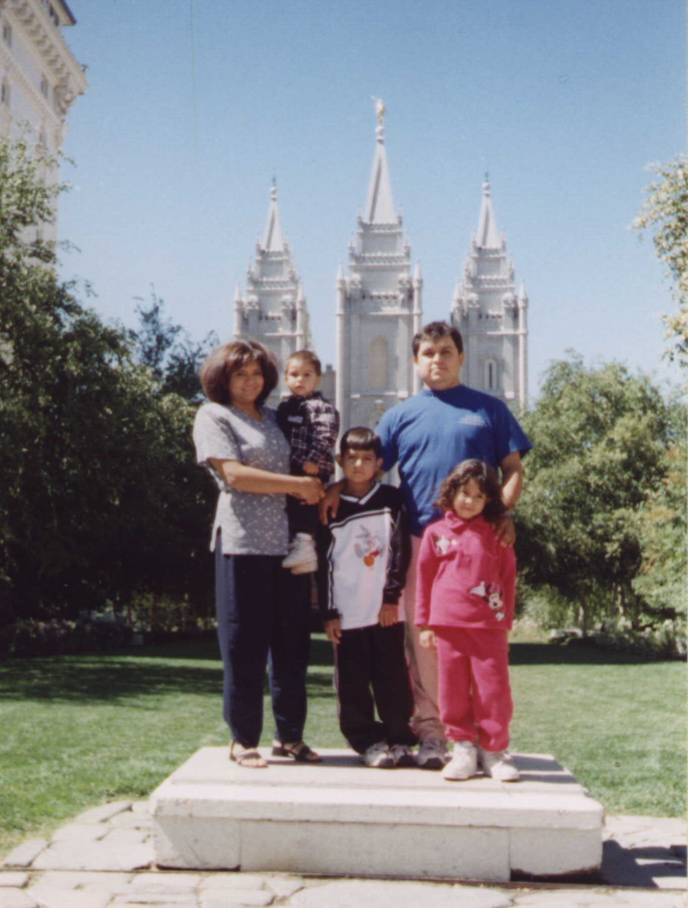 aqui estoy con mi familia
Luis Edgardo Juarez
20 Jan 2002