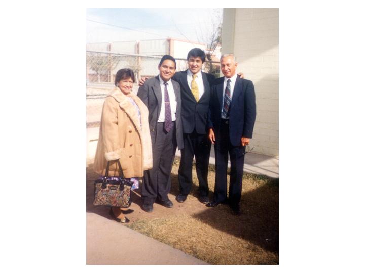 EL PRESIDENTE CEBALLOS Y SU ESPOSA, (EX PRESIDENTE DE LA MISION MEXICO TAMPICO Y EN ESE MOMENTO CONSEJERO DEL PDTE. TREVIÑO) AQUI EN A.P.SON, CON E. MARTINEZ CELESTINO Y E. OLAYA CRUZ
SALVADOR  MARTINEZ
27 Mar 2003