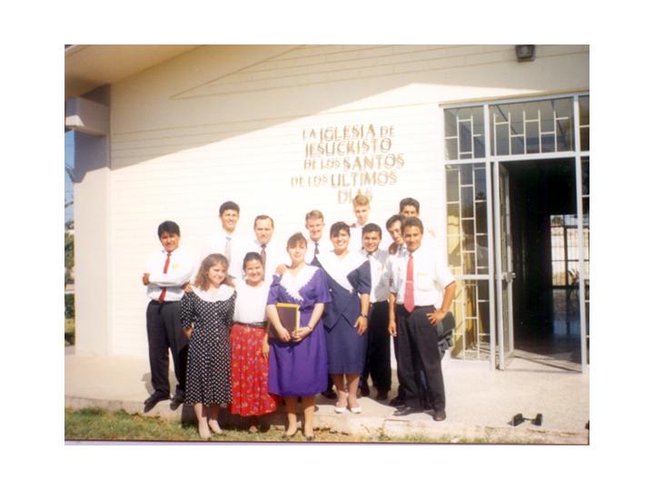 DE IZQ. A DER: E. BAUTISTA, E. DIAZ, PDTE. TREVIÑO, E. YEAGER, E. BOOTH, E. HERNANDEZ.
ABAJO: HNA. MORO, HNA. FRIAS, HNA. PEREZ, HNA. GARCIA, E. VELÁSQUEZ, E. GUTIERREZ TORRES Y E. TAVAREZ.
20 DE OCTUBRE DE 1992
SALVADOR  MARTINEZ
03 Apr 2003
