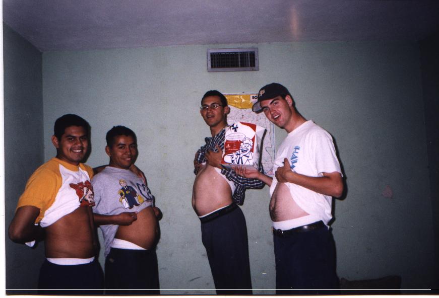 Una foto despues de haber comido un buen de pollo de KFC, que gordos!!!
Alan  Musson
11 Mar 2004