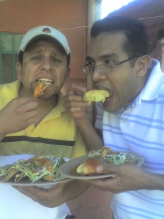 aqui comiendo unos tacos medina y yo con las tradicionales patas de pollo y cerdo en vinagre jeje
César  Valdez Acosta
17 Apr 2007