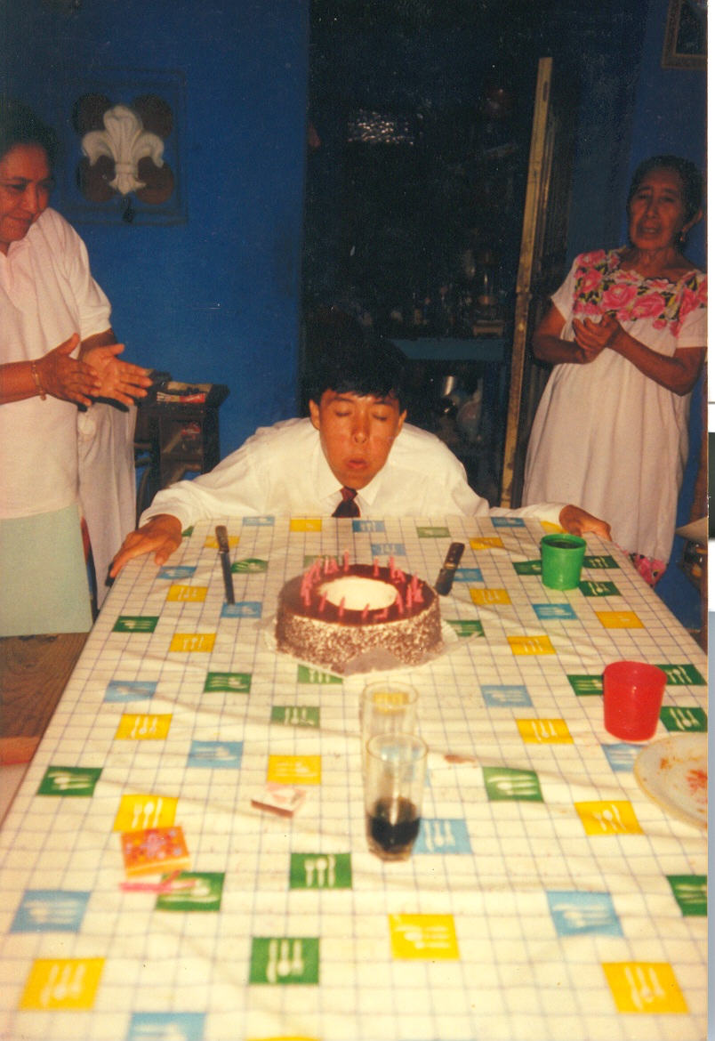 Su cumpleaños en Merida
Arquimides  Leyva
12 Dec 2003