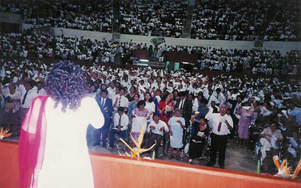 UNA VISTA DE LA CONGREGACION EN LA CONFERENCIA CON EL PROFETA
Omán  Guzmán Saunders
04 Oct 2004