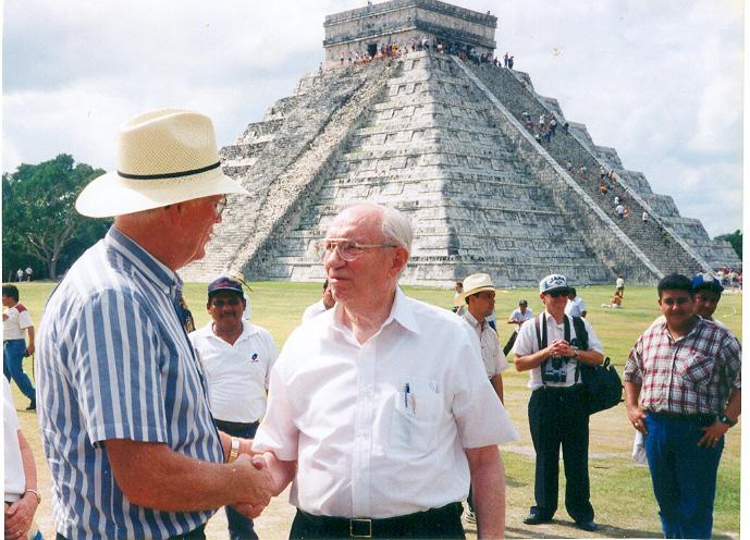 El profeta cuando andaba en las ruinas con el Presidente Peterson.  Creo que este pasó en el noviembre del 1997.
Paul Faulkenham Morgan
09 Apr 2007