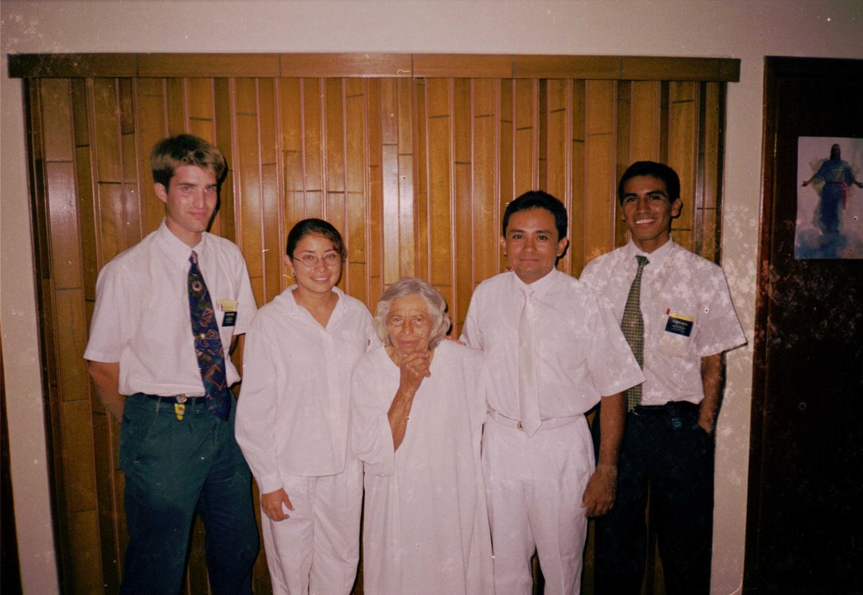 2nd Baptismal service: Me, Telma, Guadalupe, Bishop Palma, and Elder Moya.
2o servicio Bautismal: yo, Telma, Guadalupe, 