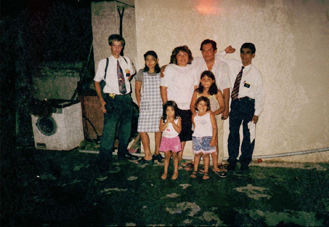The Acosta Perez family, and my second companion, Elder Moya.  This was the night before transfers.
La familia Acosta Perez, y mi segundo companero, Elder Moya.  Este fue la noche justo antes de cambios.
Russel  Miner
28 Aug 2008