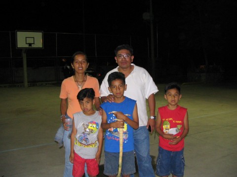 Elder Nieves y su familia, el podia regresar a su casa en el Metro.
Jose Alberto Gonzalez Silva
01 Jun 2006