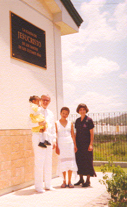 Aqui estamos en el Bautismo de la Hna. guillermina y fue tan Especial, el espiritu estuvo bien padre, ademas el Presidente Seeley la Bautizo, Con cariño E. Betancourt.
Iván Enrique Betancourt
14 Nov 2003