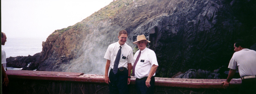 Elder Nunes y el Presidente Wagner
Robert Hutchison
30 Dec 2001