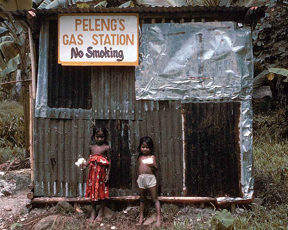 Peleng's gas station in Palikir, Pohnpei.
David  Johnson
22 May 2004