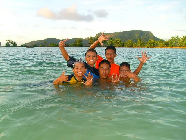 Elton, Joemy, Anthony, Neil and Maverick at Nihco Marine Park - June 2007
BRANDON THOMAS LINDLEY
22 Jul 2007