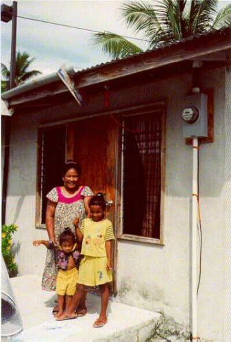 Marshallese lady and her two daughters
(courtesy of Katherine Fields)
Scott W Mingus
12 Jan 2002
