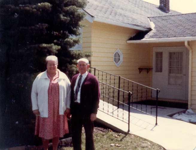 Brother and Sister Bigler, Winter Quarters Visitor Center, 1983.
Michael  Gros
30 Sep 2003