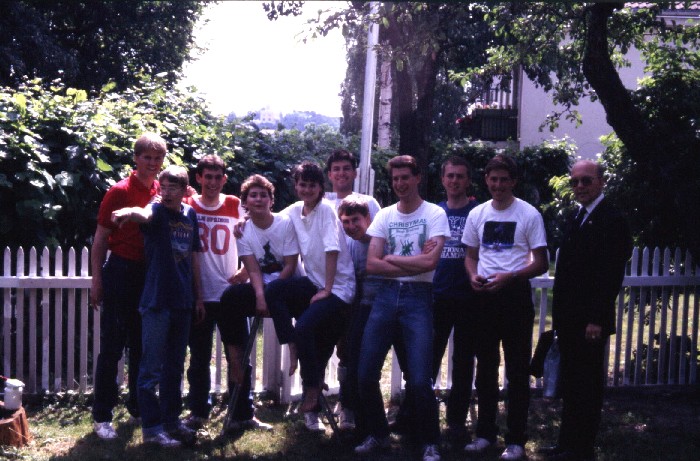 Cleaning up the mission home before the Brobergs head home.  Pres. Broberg and workers
Bryce  Bird
24 Oct 2005