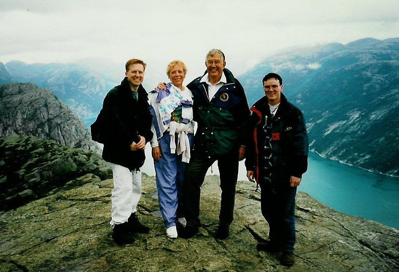 President and Sister Lundgren with Elders Balzen and Arave
Allen  Balzen
20 Mar 2006