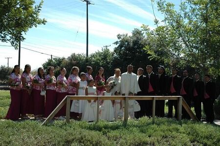 El hombre vistido en blanco es bien guapo que no!
Robert Breamer Magalogo
02 May 2006