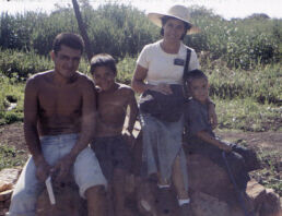 Miguel y los niños.
Mary  Profumo Correa
18 Apr 2007