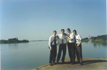 el rio parana dividiendo paraguay y brasil... la foto es en la costa de Guaira(brasil), del otro lado Saltos del Guaira (py)
Julio Alberto Abba
21 Sep 2003