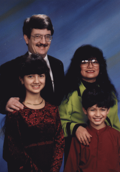 Un retrato familiar de 1998.  La Pamela ahora sobrepasa a su mamá de altura, y el Kevin actualmente tiene mi porte.
Rick Papo
07 Dec 2003