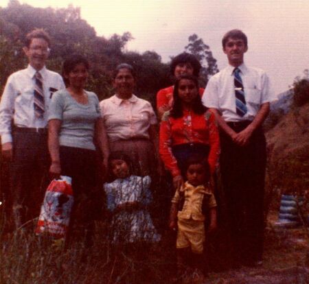 Los Élderes Brantley Davis y Rick Papo, juntos con la familia Camacho Reynoso, el día de su bautismo, Agosto 1982.  En Tamburco, Abancay.
Rick  Papo
01 Feb 2004