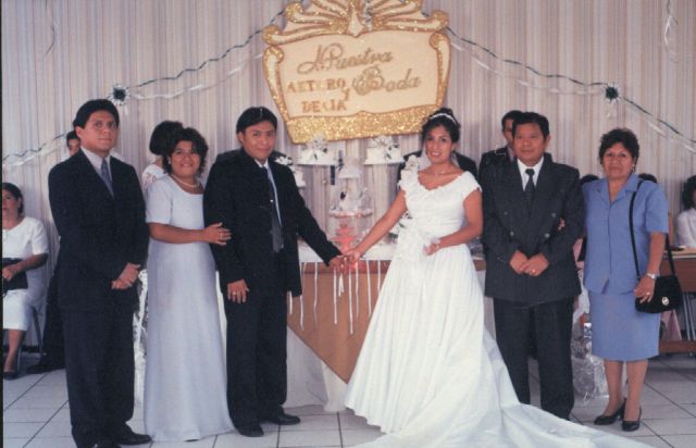 MATRIMONIO DE MI HERMANO ARTURO
María Elena Tandaypán Villalva
03 Mar 2004