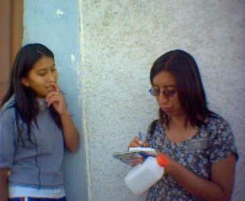 Ésta es mi comp la Hermana Vargas.  Le tomé la foto en pleno trabajo =)
Marylin  Romaní León
15 Mar 2006