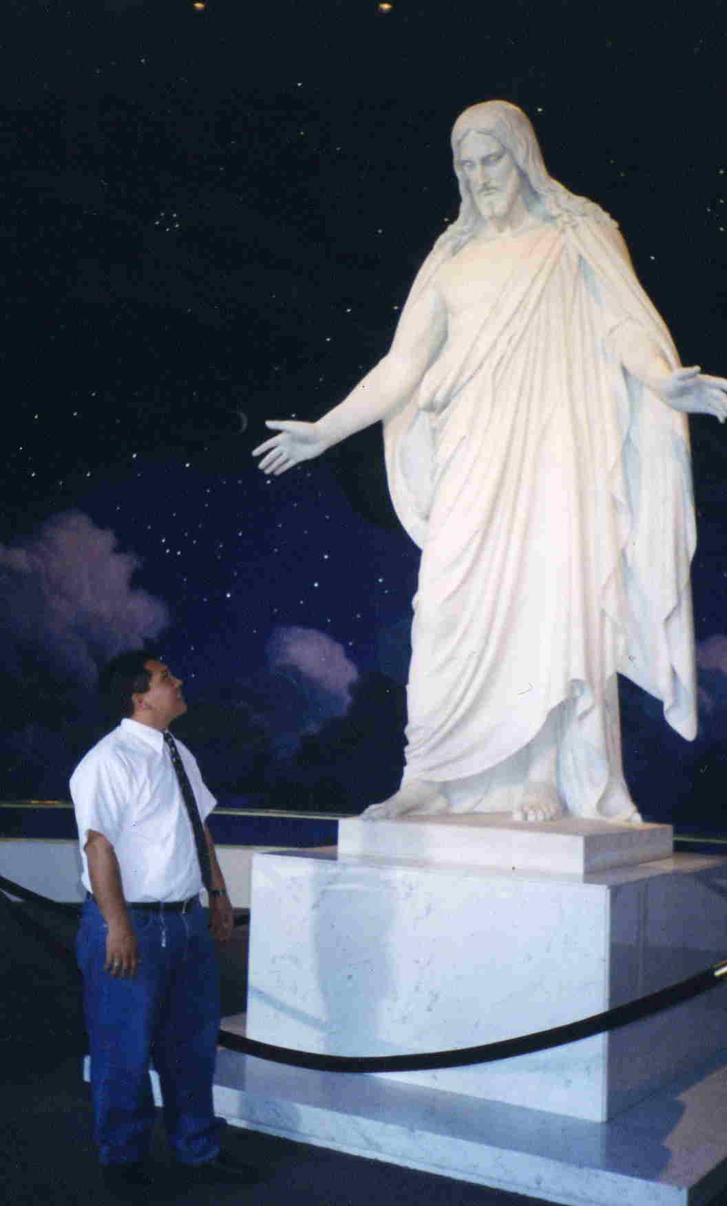 Junto al famoso Cristo blanco, en la Manzana del Templo Salt Lake.
Carlos Enrique  Fuentes Murillo
28 Mar 2006