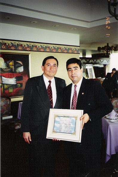 Recibiendo un reconocimeinto del SEI de parte del hno. Uceda
Segundo Ricardo Alfaro López
05 Feb 2007